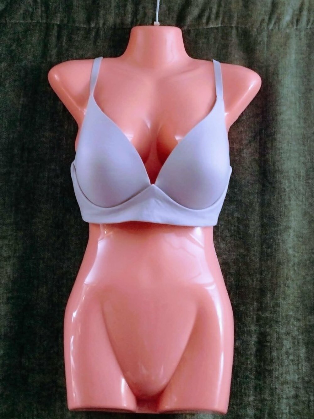Nearly New 34DD Victoria's Secret - Body By Victoria Lightly Lined Plunge Bra